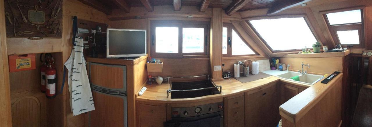 Отель Goktuga Boat&Breakfast Сиракузы Экстерьер фото